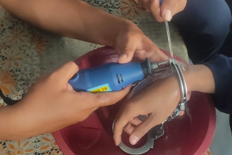 Borgol Bikin Panik Pemuda Nganjuk gara-gara Tak Bisa Dilepas, Damkar Jadi Penyelamat