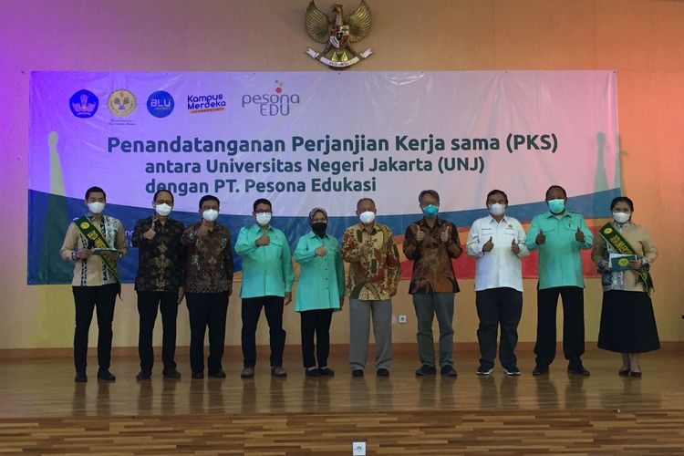 Universitas Negeri Jakarta (UNJ) melakukan Perjanjian Kerjasama (PKS) dengan PT. Pesona Edukasi terkait kolaborasi pengembangan usaha dan digitalisasi bahan ajar. Penandatanganan kerja sama dilakukan di Aula Gedung UTC Kampus A UNJ, Jakarta (20/4/2022).