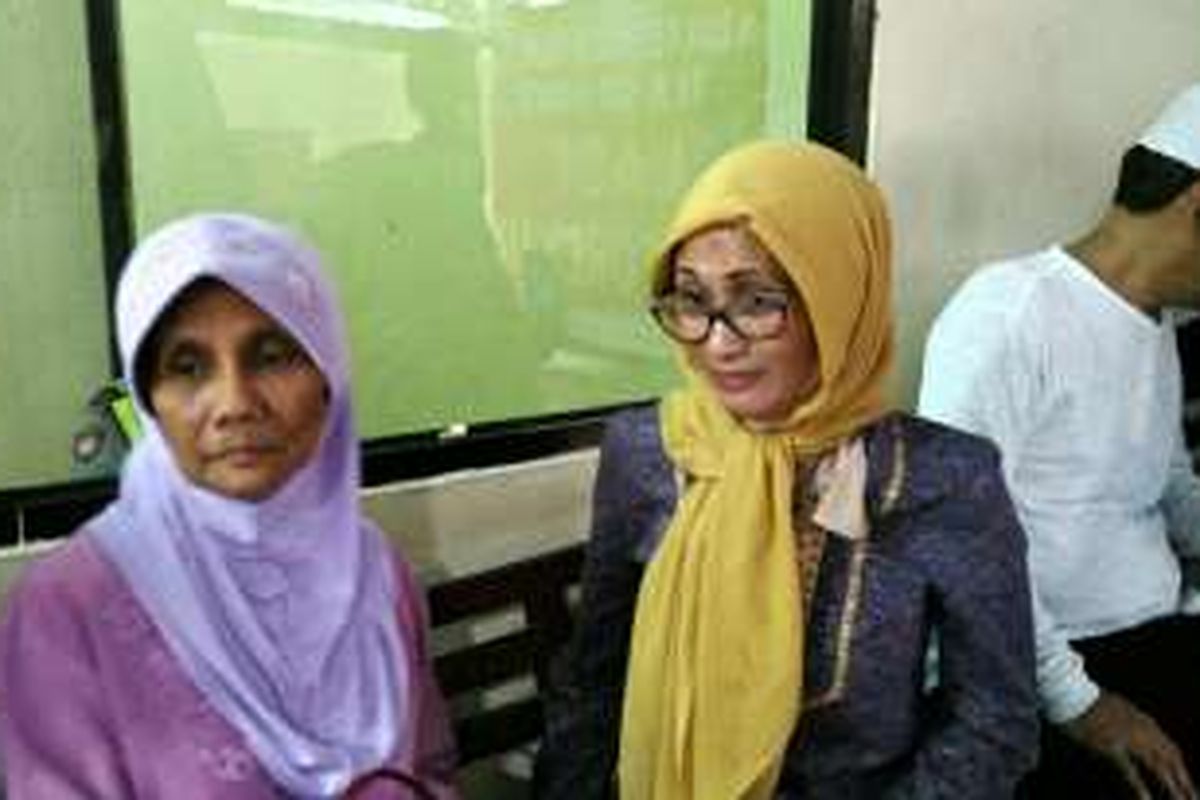 Rosy Herawati (kanan), ibu Amelia Calista (10), salah satu korban pembunuhan di rumah milik Dodi Triono (59), Jalan Pulomas Utara Nomor 7A, Jakarta Timur, pada Selasa (27/12/2016) siang, di Rumah Sakit Polri Kramatjati, Jakarta Timur.