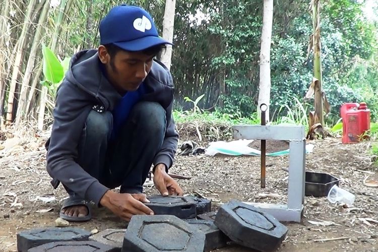 Kegiatan pemuda karang taruna Kedung Hilir, Cianjur, Jawa Barat yang memanfaatkan limbah kantong kresek sebagai bahan baku pembuatan paving block.