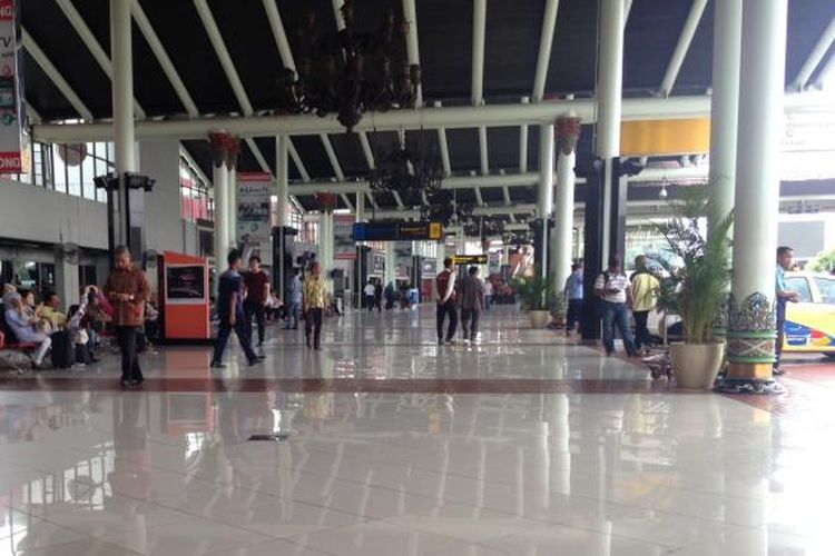 Kondisi di Terminal 1 dan 2 Bandara Internasional Soekarno-Hatta, Tangerang, Jumat (27/11/2015). Meski status keamanan bandara ditingkatkan dari hijau menjadi kuning, tak tampak pengamanan yang berarti dan operasional bandara masih berjalan normal. 





