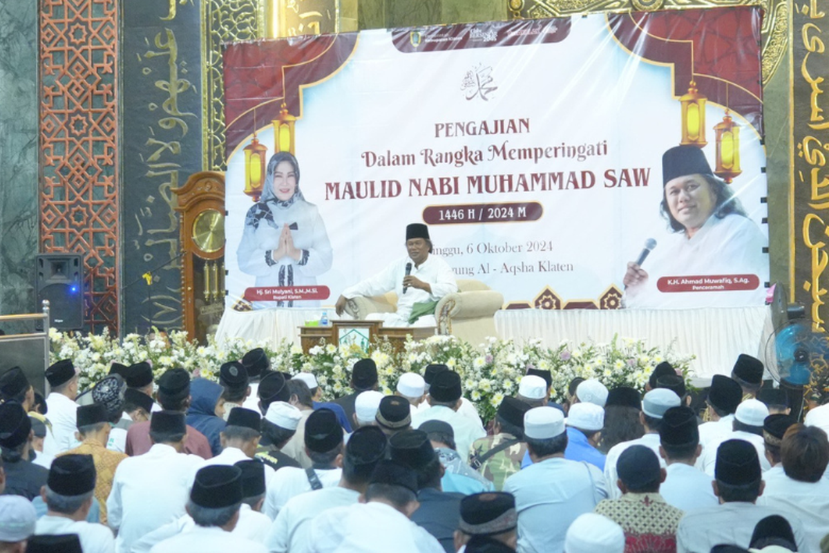 Pemkab Klaten menggelar acara Maulid Nabi Muhammad SAW di Masjid Agung Al-Aqsa, Kabupaten Klaten, Jawa Timur, Minggu (6/10/2024).