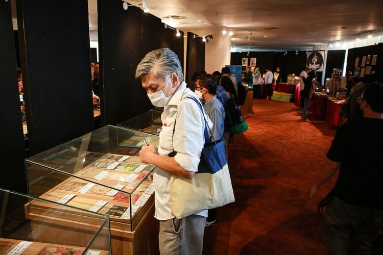 Pengunjung menyaksikan buku-buku langka yang dipajang dalam pameran buku dan komik langka di Perpustakaan Nasional RI di Jakarta, Senin (29/8/2022).