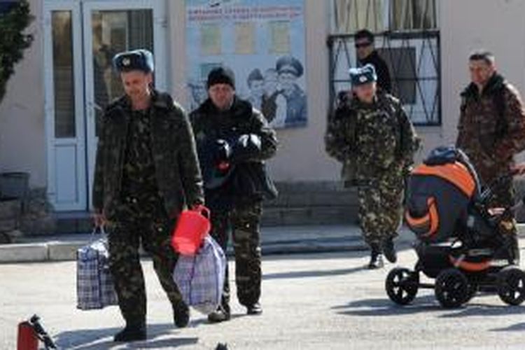 Para pilot AU Ukraina mengemasi barang-barangnya saat mereka meninggalkan pangkalan AU Belbek, Crimea, Senin (24/3/2014).