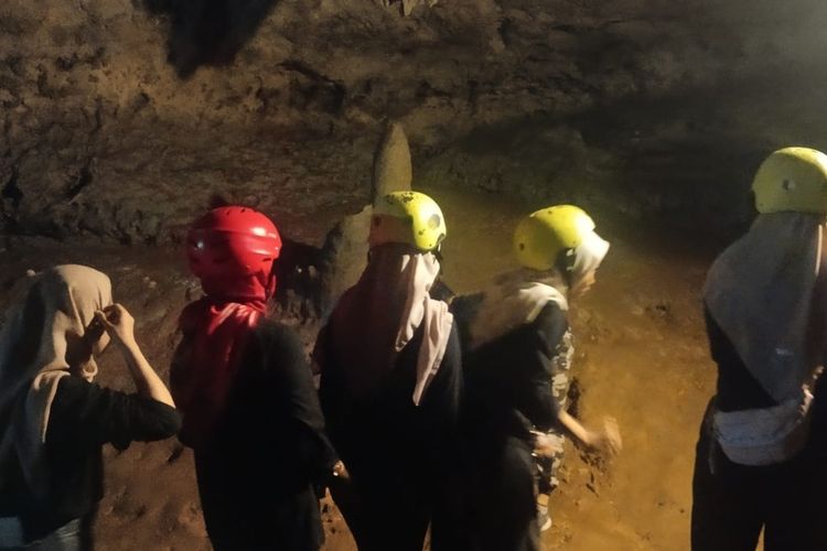 Caving Sumitro diminati anak muda yang suka petualangan dalam goa di komplek obyek wisata Goa Kiskendo di Padukuhan Sokomoyo, Kalurahan Jatimulyo, Kapanewon Girimulyo, Kulon Progo. Penikmat caving meningkat lebih banyak dari hari biasa.