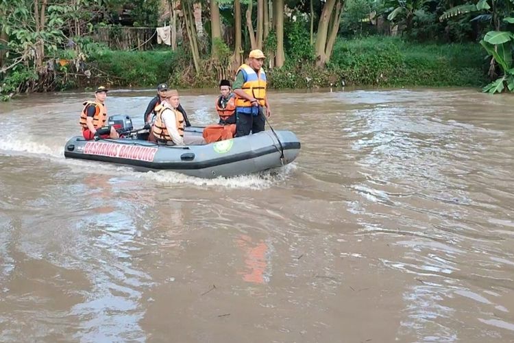 Tim Basarnas, BPBD, dan pihak Pondok Pesantren Al-Anwariah Kecamatan Tegalgubug Kabupaten Cirebon Jawa Barat melakukan pencarian terhadap Noval, santri baru yang tenggelam dan terseret arus, Sabtu (16/7/2022)