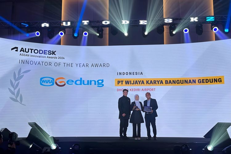 Dirut WEGE Hadiah Pramudita dan Direktur Pemasaran & QHSE WEGE Tomo Dwi Hasputro menerima penghargaan pada ajang Autodesk ASEAN Innovation Award 2024 di Hotel Hilton, Kuala Lumpur, Senin (26/8/2024).