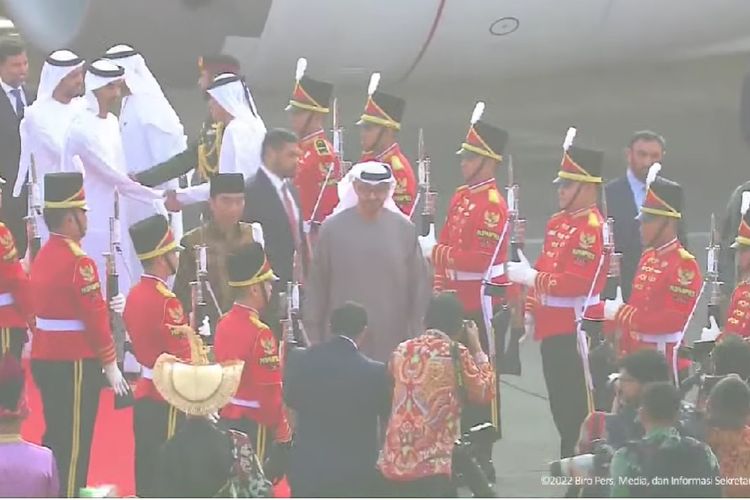 9Presiden Joko WIdodo menyambut kedatangan Presiden Uni Emirat Arab Mohammed bin Zayed Al Nahyan (MBZ) di Bandara Adi Soemarmo, Senin (14/11/2022) pagi. Jokowi dan MBZ dijadwalkan akan meresmikan untuk meresmikan Masjid Raya Sheikh Zayed Solo hari ini.