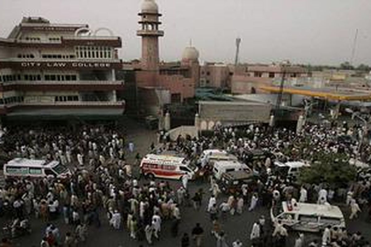 Kerumunan orang diluar Masjid Garhi Shahu, Lahore, Pakistan setelah serangan yang menewaskan sedikitnya 80 orang, Jumat (28/5/2010).