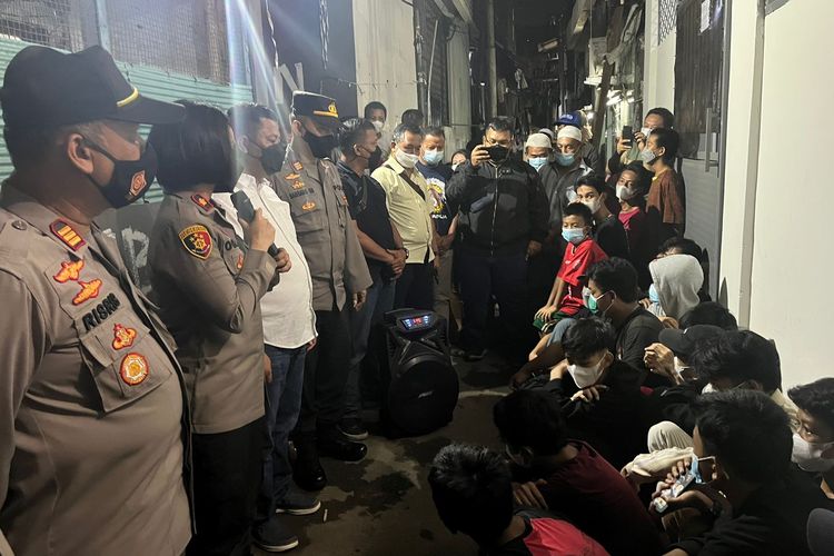 Kepolisian Sektor Tambora melakukan pendataan dan pembinaan pada remaja di wilayah Tambora, Jakarta Barat.