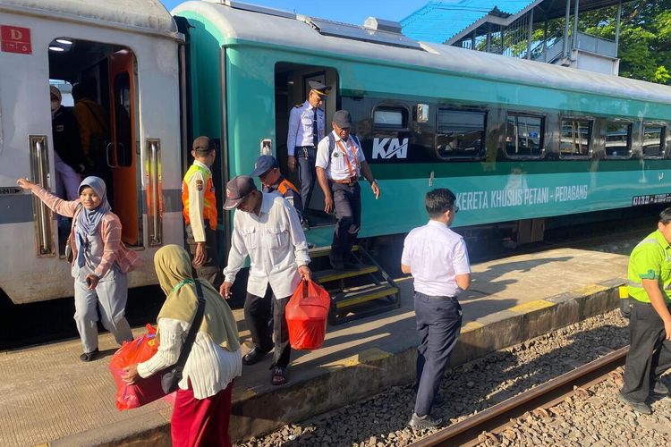 Sejumlah pedagang mulai naik Kereta Khusus Petani-Pedagang resmi beroperasi Senin (1/12/2025) untuk relasi Stasiun Rangkasbitung-Merak.
