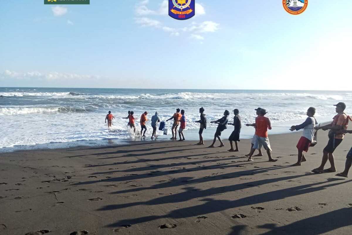 Perahu Patah Dihantam Ombak Pantai Selatan Tekong dan Anak  