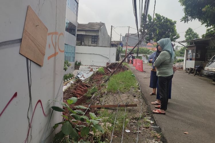 Tembok pembatas salah satu bank swasta di kawasan Bintaro Sektor 9, Pondok Aren, Tangerang Selatan, roboh jadi tontonan warga pada Jumat (2/12/2022).