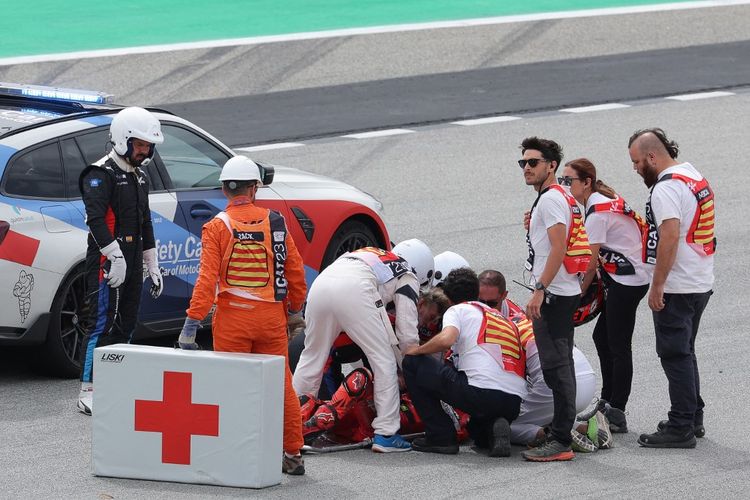 Pebalap Ducato, Francesco Bagnaia, mendapat pertolongan medis setelah mengalami kecelakaan highside pada MotoGP Catalunya 2023 di Circuit de Barcelona-Catalunya, Minggu (3/9/2023) malam WIB. (Photo by LLUIS GENE / AFP)