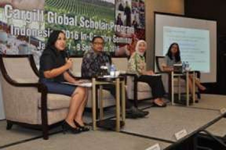 Dua orang perwakilan mahasiswa penerima beasiswa Global Cargill secara simbolik menerima sertifikat yang diserahkan oleh Chika Hutauruk, Direktur Human Resources, Cargill Indonesia dan Arief  Susanto, Corporate Affairs Director Cargill Indonesia di Jakarta (9/9/2016) lalu.