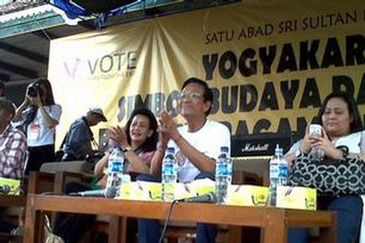 Sri Sultan HB X dan GKR Hemas menyaksikan kirab budaya kebhinekaan, di Yogykarta, Sabtu (14/4/2012).