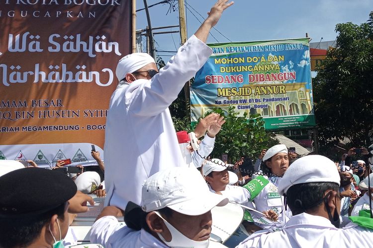 Kawasan Puncak Bogor Jawa Barat dipadati jemaah simpatisan dari Front Pembela Islam (FPI) dalam menyambut kedatangan Rizieq Syihab pada Jumat (13/11/2020).