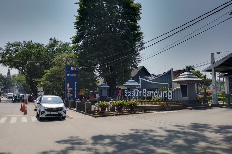 Situasi di area depan Stasiun Bandung, Jalan Kebon Kawung, Kota Bandung, Jawa Barat, Selasa (31/10/2023).