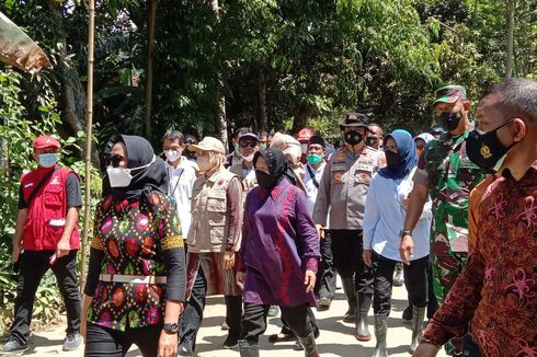 Khawatir Longsor Susulan, Mensos Risma Jalan Kaki 1 Km Cari Lokasi Pengungsian bagi Korban Banjir Lombok Barat