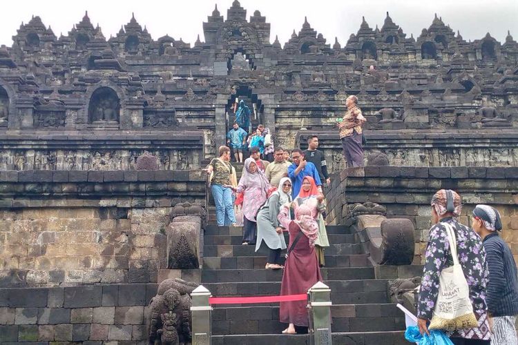Pengelola Taman Wisata Candi Borobudur (TWC) melakukan kajian lapangan untuk wisatawan yang akan naik ke struktur atau monumen Candi Borobudur sampel waktu dan kuota terbatas.