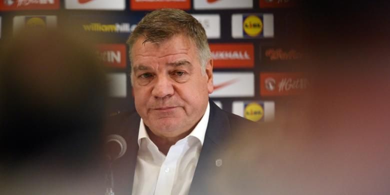 Sam Allardyce menjawab pertanyaan media dalam jumpa pers pertama sebagai pelatih anyar tim nasional Inggris di St Georges Park, Senin (25/7/2016). 