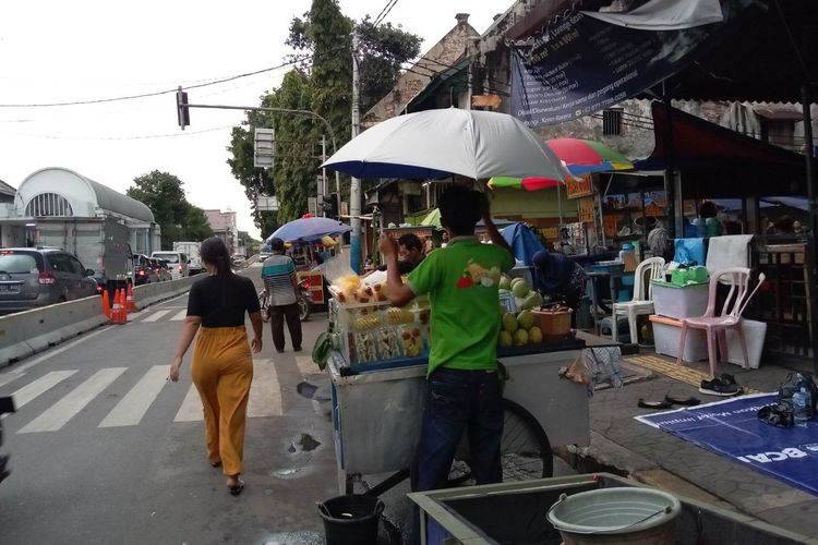 Beberapa pedagang kaki lima di dekat Halte TransJakarta Museum Fatahillah, Kota Tua, Jakarta Barat