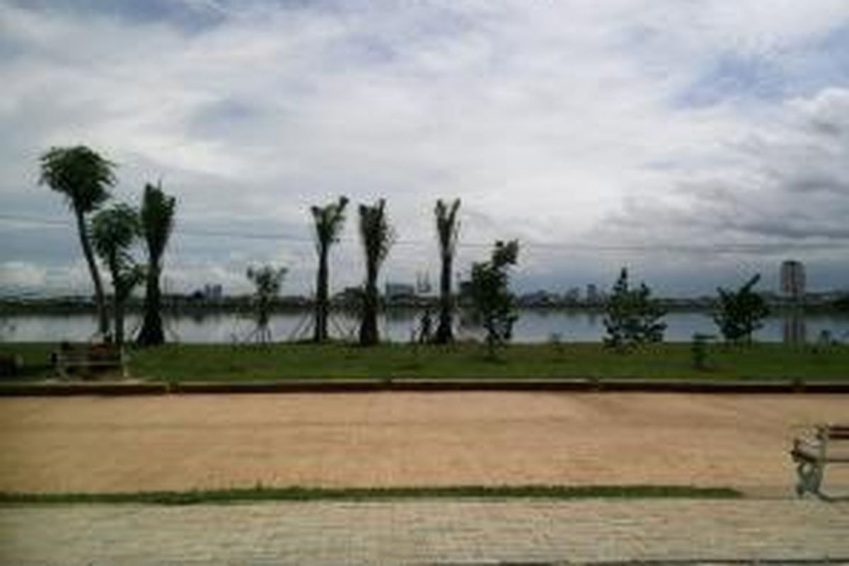 Pemandangan Waduk Pluit dilihat dari taman di sekitarnya.