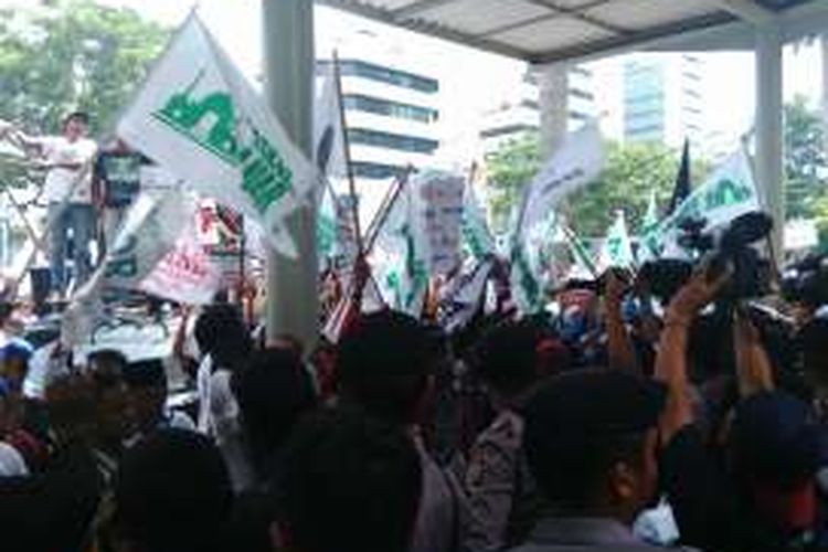 Demo depan KPK oleh Aliansi Masyarakat Jakarta Utara dan organisasi lainnya. Massa menuntut KPK menangkap Ahok. Selasa (3/5/2016)
