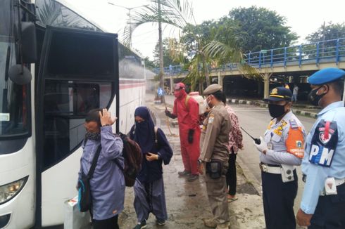 Pemudik Berdatangan di Terminal Kampung Rambutan, Bus-bus AKAP Disemprot Disinfektan