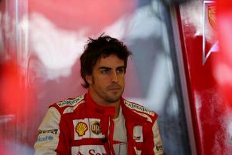 Pebalap Ferrari asal Spanyol, Fernando Alonso berdiri di pit saat sesi latihan bebas tiga GP Abu Dhabi di Sirkuit Yas Marina, Sabtu (2/11/2013).