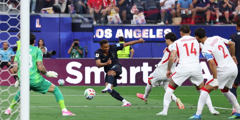 Auston Trusty (kedua dari kiri) dari Amerika Serikat menembak dan mencetak gol selama pertandingan Grup D antara Amerika Serikat dan Turki di Piala Dunia FIFA 2026 di Stadion Los Angeles di Los Angeles, Amerika Serikat, Jumat (26/6/2026) WIB.