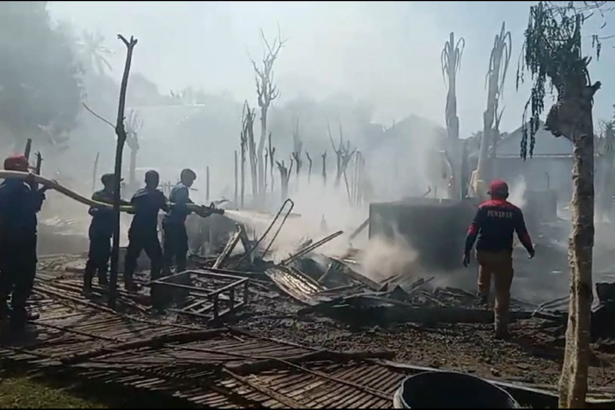 Diduga akibat hubungan arus pendek listrik, delapan rumah warga di Desa Tangnga-Tangnga, Kabupaten Polewali Mandar Sulawesi Barat terbakar, Jumat (12/7/2024) sore. 