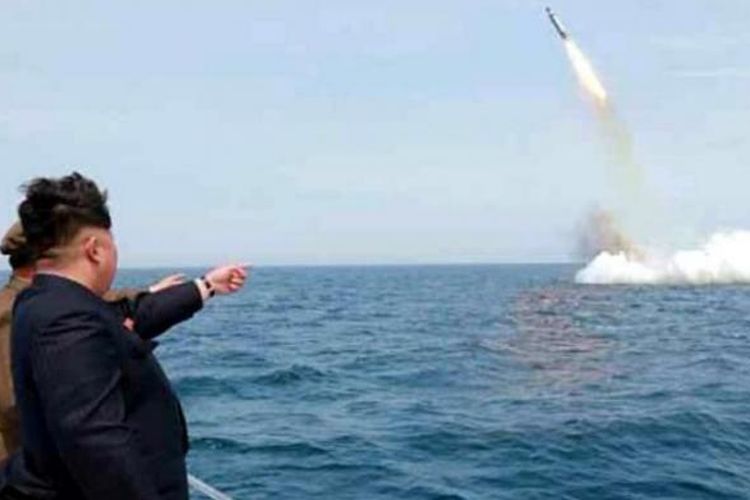 Pemimpin Korea Utara Kim Jong Un menyaksikan peluncuran sebuah misil balistik dari kapal selam di perairan dekat Sinpo, di timur laut negeri itu. Militer AS mengklaim foto ini adalah foto palsu yang direkayasa demi kepentingan propaganda.


