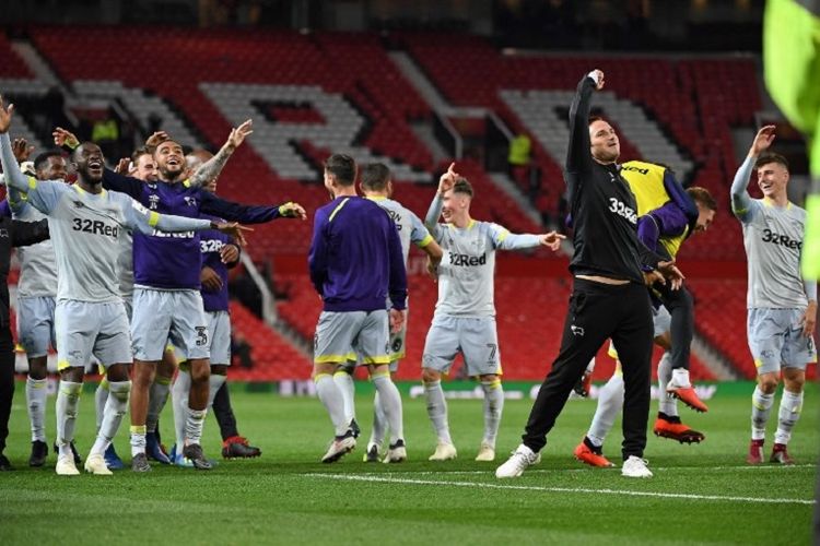 Para pemain Derby County bersama Pelatih Frank Lampard merayakan kelolosan timnya setelah menang adu penalti atas Manchester United dalam babak ketiga Piala Liga Inggris di Stadion Old Trafford, 25 September 2018. 