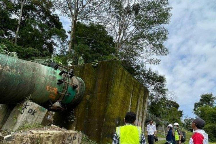 Pipa PLTM Cirompang di Garut pecah dan mengalami kebocoran hingga videonya sempat viral di sosial media, Selasa (29/11/2022). Direktur PT Tirta Jabar pastikan pipa tersebut akan segera diperbaiki.
