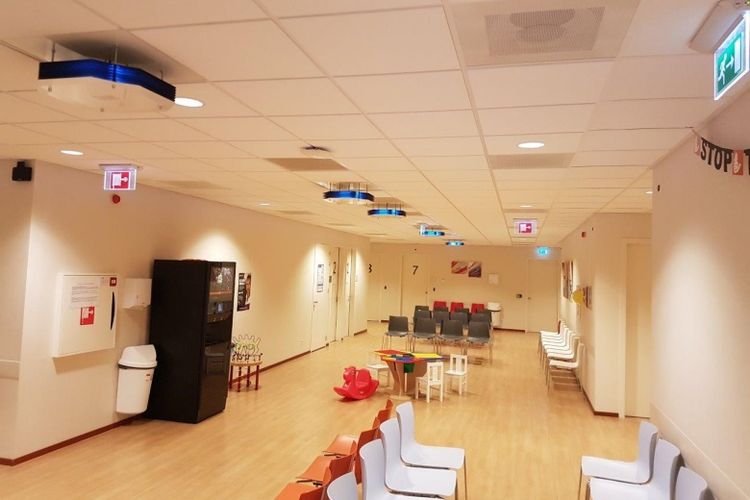 Aplikasi Philips UV-C Disinfection Upper Air di bagian ceiling (Dok. Signify) 