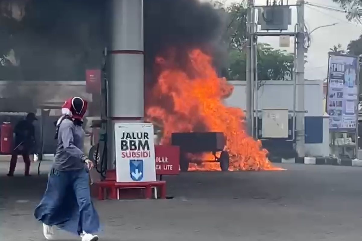 Kendaraan roda tiga terbakar usai mengisi bensin di SPBU Kecamatan Kamal, Kabupaten Bangkalan, diduga terjadi akibat korsleting listrik, Sabtu (24/5/2025 