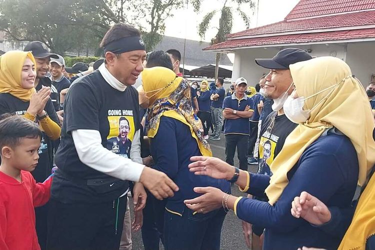 Akhiri Masa Jabatan Bupati Cilacap Pulang Kampung Jalan Kaki 96 Kilometer 