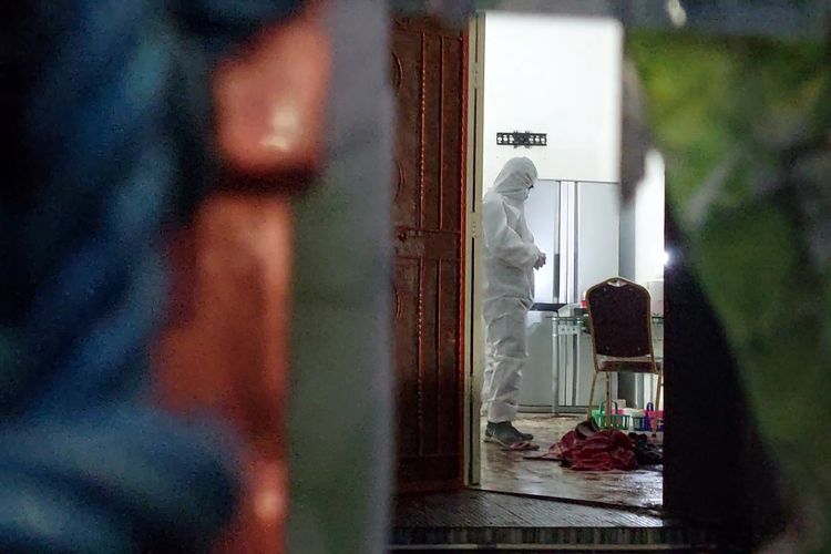 Rumah empat orang keluarga yang ditemukan meninggal dunia dalam keadaan berbau busuk, di Citra Garden 1, Kalideres, Jakarta Barat, disemprot disinfektan, Sabtu (12/11/2022) petang.