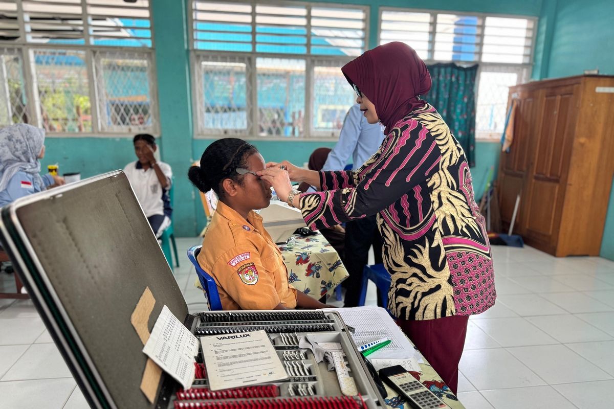 dr. Sri Wahyuti, Sp.M melakukan  pemerisaan mata kepada seorang siswa  SMPN 4 Nabire, pada kegiatan edukasi dan  pemeriksaan mata pelajar pada 5-8  Agustus 2025. 


