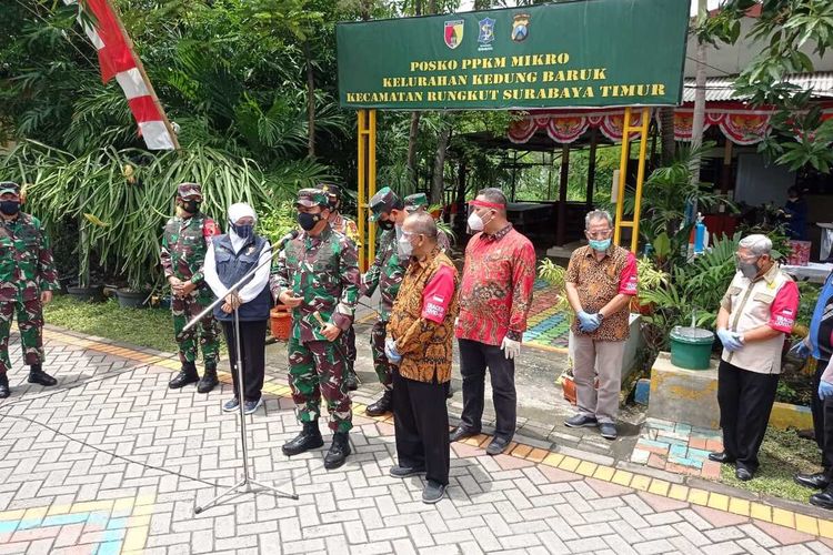 Panglima TNI Marsekal Hadi Tjahjanto saat meninjau kampung tangguh di RW V, Kelurahan Kedung Baruk, Surabaya, Jawa Timur, Kamis (11/2/2021).