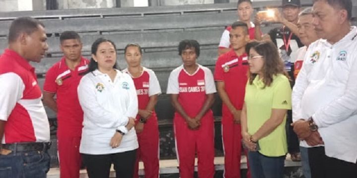Menko PMK Puan Maharani mengunjungi atlet tinju di Komplek Olahraga Sario, Kota Manado, Sabtu (7/7/2018)