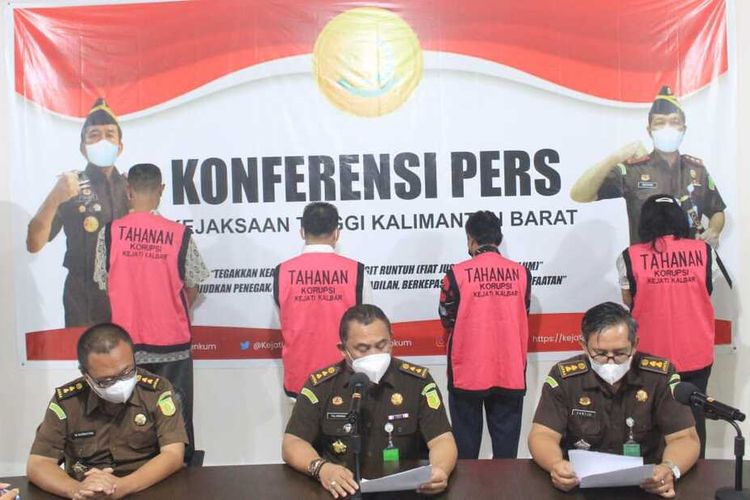 Kejaksaan Tinggi Kalimantan Barat (Kalbar) menangkap empat orang yang diduga terlibat dalam dugaan tindak pidana korupsi penyelewengan dana hibah untuk Gereja Pantekosta di Indonesia (GPdI) Jema’at Eben Haezer di Desa Semuntai, Kecamatan Sepauk, Kabupaten Sintang. Keempat orang yang ditangkap tersebut masing-masing JM selaku pengurus gereja; SM selaku aparatur sipil Negara (ASN); anggota DPRD Kalbar TI; dan anggota DPRD Sintang TM.