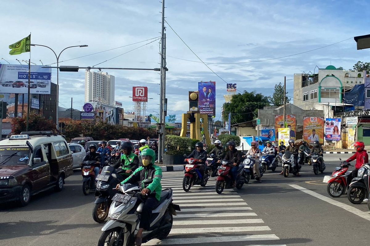 53 pengendara motor memotong jalan di persimpangan Ramanda, Depok untuk menuju arah Jakarta, Selasa (16/1/2024). 
