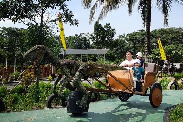 Wisatawan di arena permainan The Ugul Ugul Kepurun. 