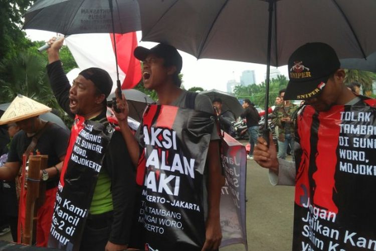 Tiga warga asal Mojokerto, Jawa Timur bergabung dalam aksi Kamisan di depan Istana Merdeka, Kamis (6/2/2020).