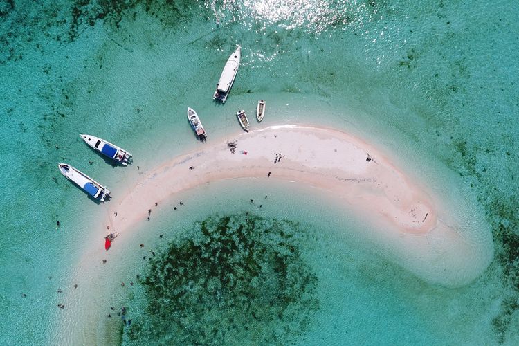 Pulau pasir unik Taka Makassar di Labuan Bajo, NTT.