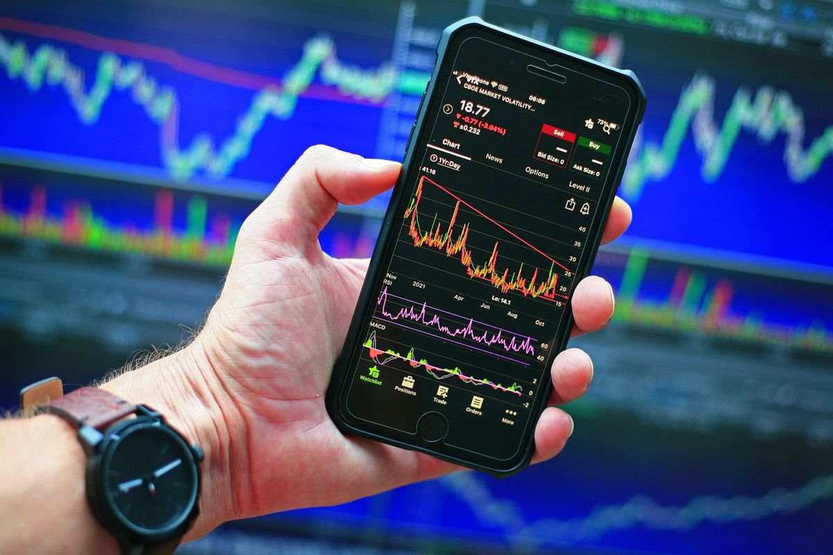 Cara investasi saham saat ini semakin mudah karena sudah bisa dilakukan secara online melalui aplikasi yang disediakan perusahaan sekuritas