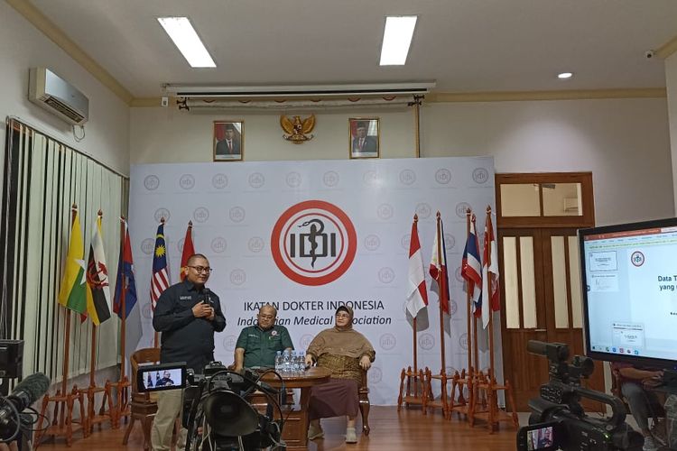 Sekretaris Jenderal (Sekjen) PB IDI, dr Ulul Albab, SpOG (paling kiri) saat ditemui di Gedung PB IDI, Jakarta Pusat, Kamis (9/3/2023). 