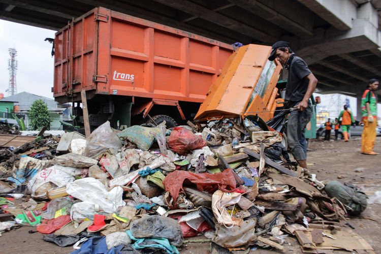 Pemulung berburu barang yang bisa dijual diantara tumpukan sampah di bawah Tol Becakayu, Cipinang Melayu, Jakarta Timur, Rabu (8/1/2020). Tumpukan sampah ini berasal dari perumahan warga RW 03, 04, 10, 11, dan 12 Cipinang Melayu, Jakarta Timur.